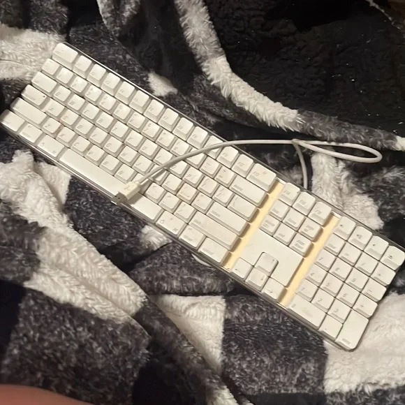 Apple Keyboard - Picture 1 of 2